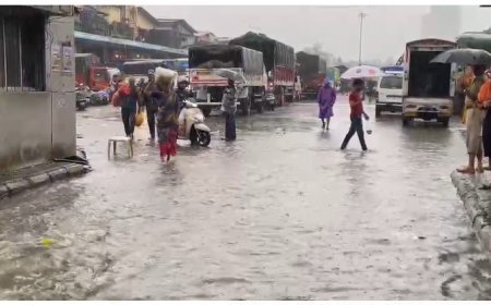 सकाळ पासून पडत असलेल्या मुसळधार पावसामुळे नवी मुंबईतील काही सखल भागात पाणी