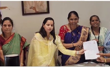 आदिती तटकरे यांचे बारामती राष्ट्रवादी कार्यालयात महिला पदाधिकाऱ्यांनी औक्षण करत केले अनोखे स्वागत