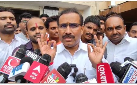 आमदार राजेश टोपे यांच्या नेतृत्वात ज्ञानराधा बँकेतील ठेवादारांचा जिल्हाधिकारी कार्यालयावर धडक मोर्चा