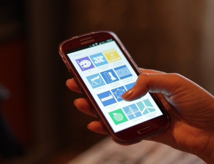 मोबाइलच्या वाढत्या वापरामुळे मानदुखीच्या तक्रारी; वेळीच उपचार घ्या अन्यथा...