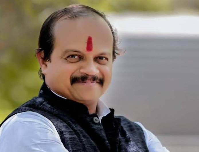 हातात भगवे झेंडे, गाड्यांचा मोठा ताफा, वसंत मोरे मुंबईच्या दिशेने रवाना