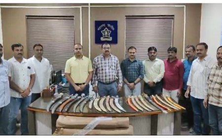 जालन्यात तलवारींचा मोठा साठा जप्त, 22 तलवारींचं पार्सल स्थानिक गुन्हे शाखेनं केलं जप्त