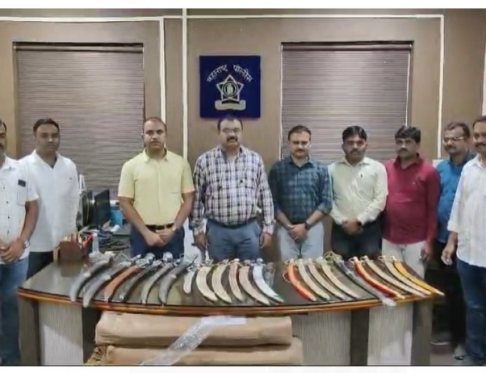 जालन्यात तलवारींचा मोठा साठा जप्त, 22 तलवारींचं पार्सल स्थानिक गुन्हे शाखेनं केलं जप्त