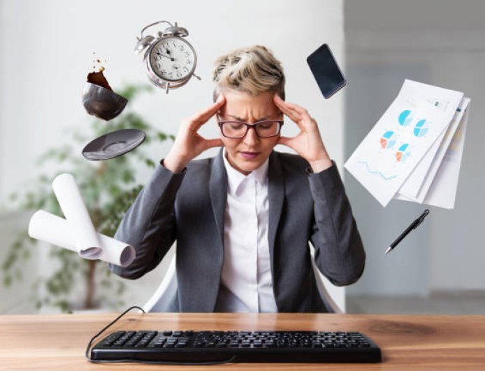 सरकारी कर्मचाऱ्यांसाठी अत्यंत महत्वाची बातमी! 'असं' केल्यास थेट निलंबन होणार