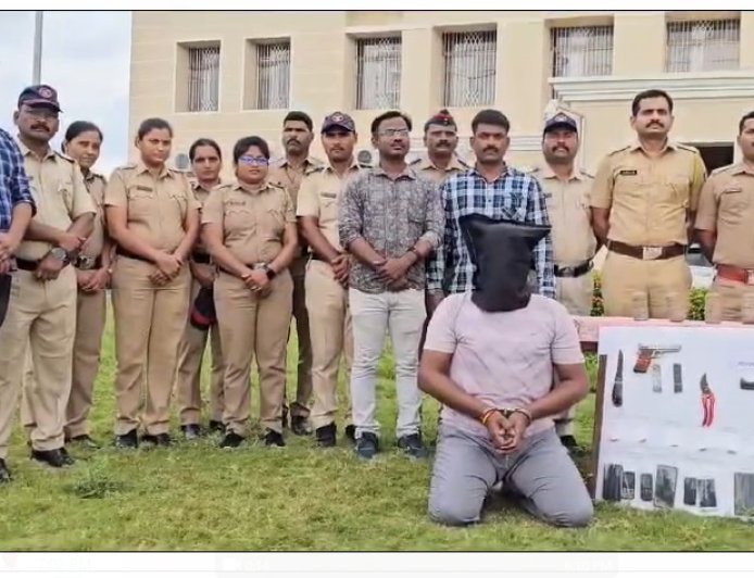 INDAPUR | इंदापुरात सापडले बॉम्ब, एक दोन नव्हे तर तब्बल 9 सुतळी बॉम्ब; सराईत गुन्हेगाराच्या पोलिसांनी आवळल्या मुसक्या