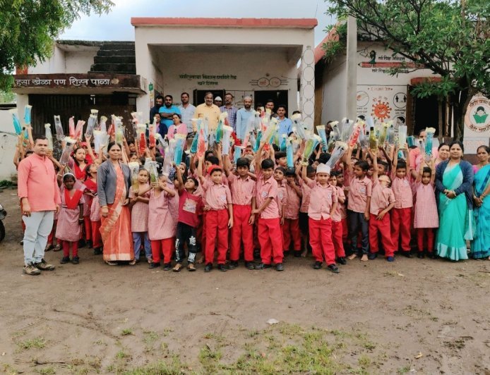 उपमुख्यमंत्री अजितदादा पवार साहेब यांच्या वाढदिवसानिमित्त फुलंब्री मध्ये विद्यार्थ्यांना शालेय साहित्य  वाटप