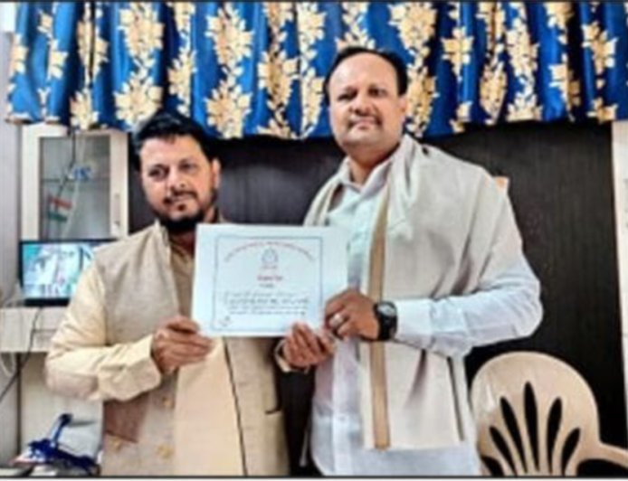 शिक्षकदिनानिमित्त मुख्याध्यापक मुलतानी मुजीब खान मुनीर यांना आदर्श मुख्याध्यापक पुरस्कार