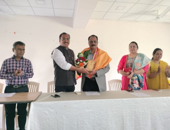 छत्रपती शाहू कॉलेज, लासूर स्टेशन येथे एड्स जनजागृती व रेड रिबन क्लब अंतर्गत विशेष व्याख्यान