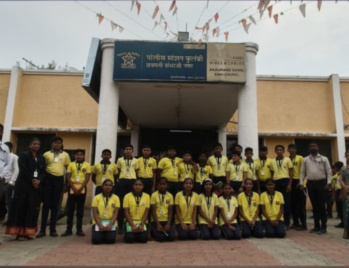 शांतीनिकेतन विद्यालयाच्या विद्यार्थ्यांची फुलंब्री पोलीस स्टेशनला शैक्षणिक भेट